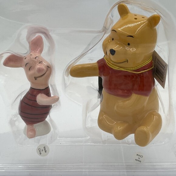Disney Winnie The Pooh & Piglet Magnetic Hugging Salt Pepper Shakers NOS - Picture 7 of 9